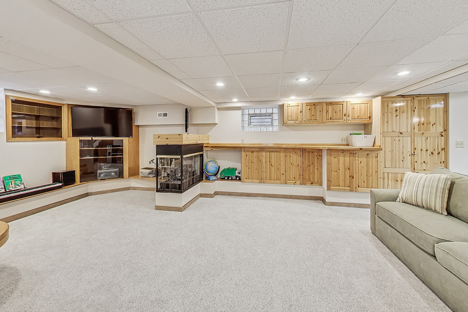 238 South Merrill Street Park Ridge, IL 60068 - Photo 27 of 40 a view of a livingroom with furniture and a flat screen tv