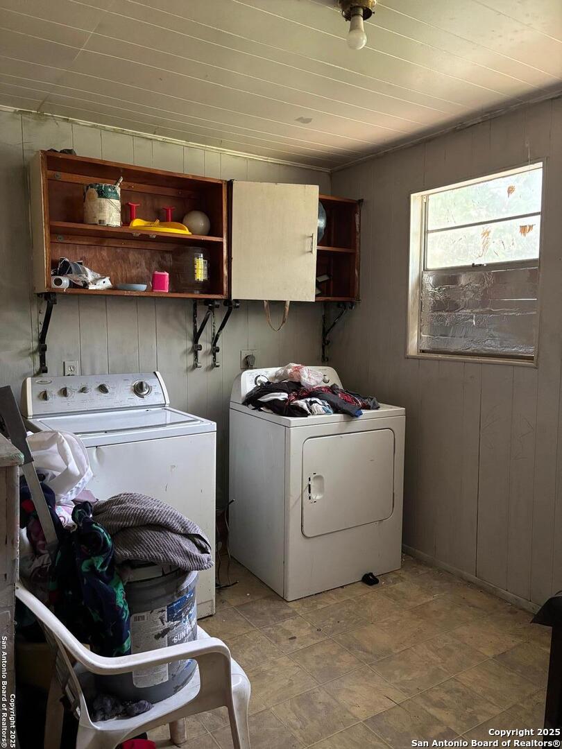 111 Harding Place San Antonio, TX 78203 - Photo 13 of 17 a utility room with washer and dryer