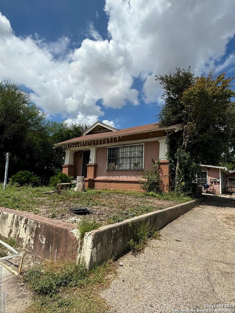 111 Harding Place San Antonio, TX 78203 - Photo 3 of 17 a view of a yard in front of house