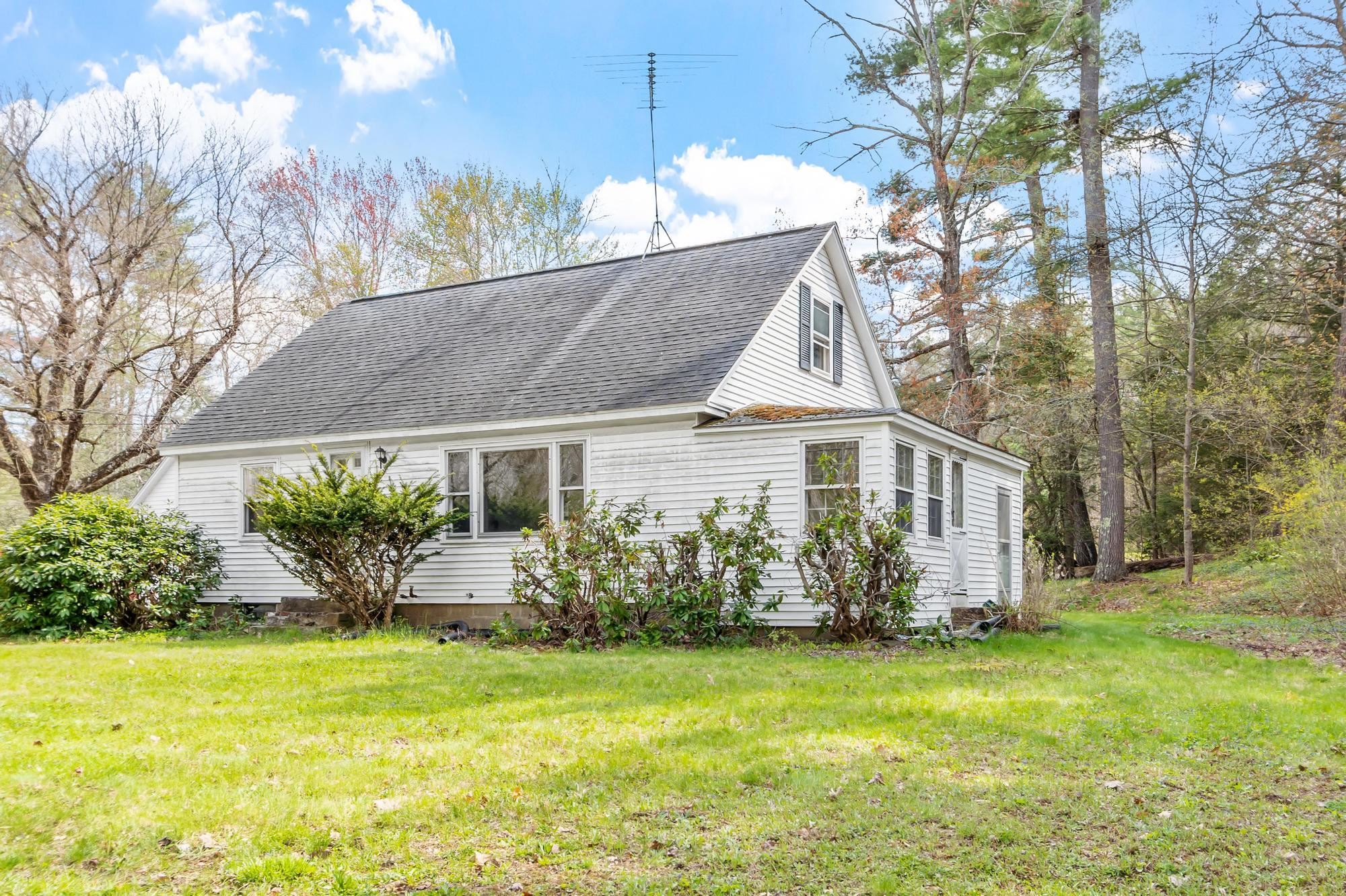94 Amherst Road Merrimack, NH 03054 - Photo 3 of 41 Gallery Image 3