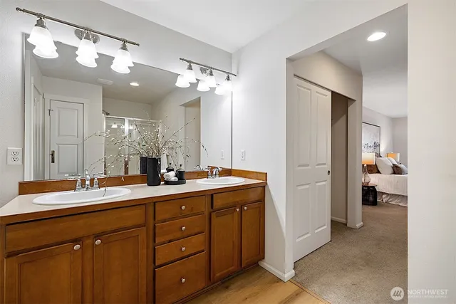 a en suite bathroom with a double vanity sink and mirror