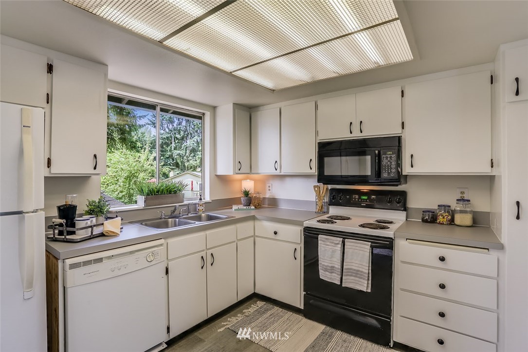 10042 Southeast 192nd Street Renton, WA 98055 - Photo 8 of 24 Gallery Image 8