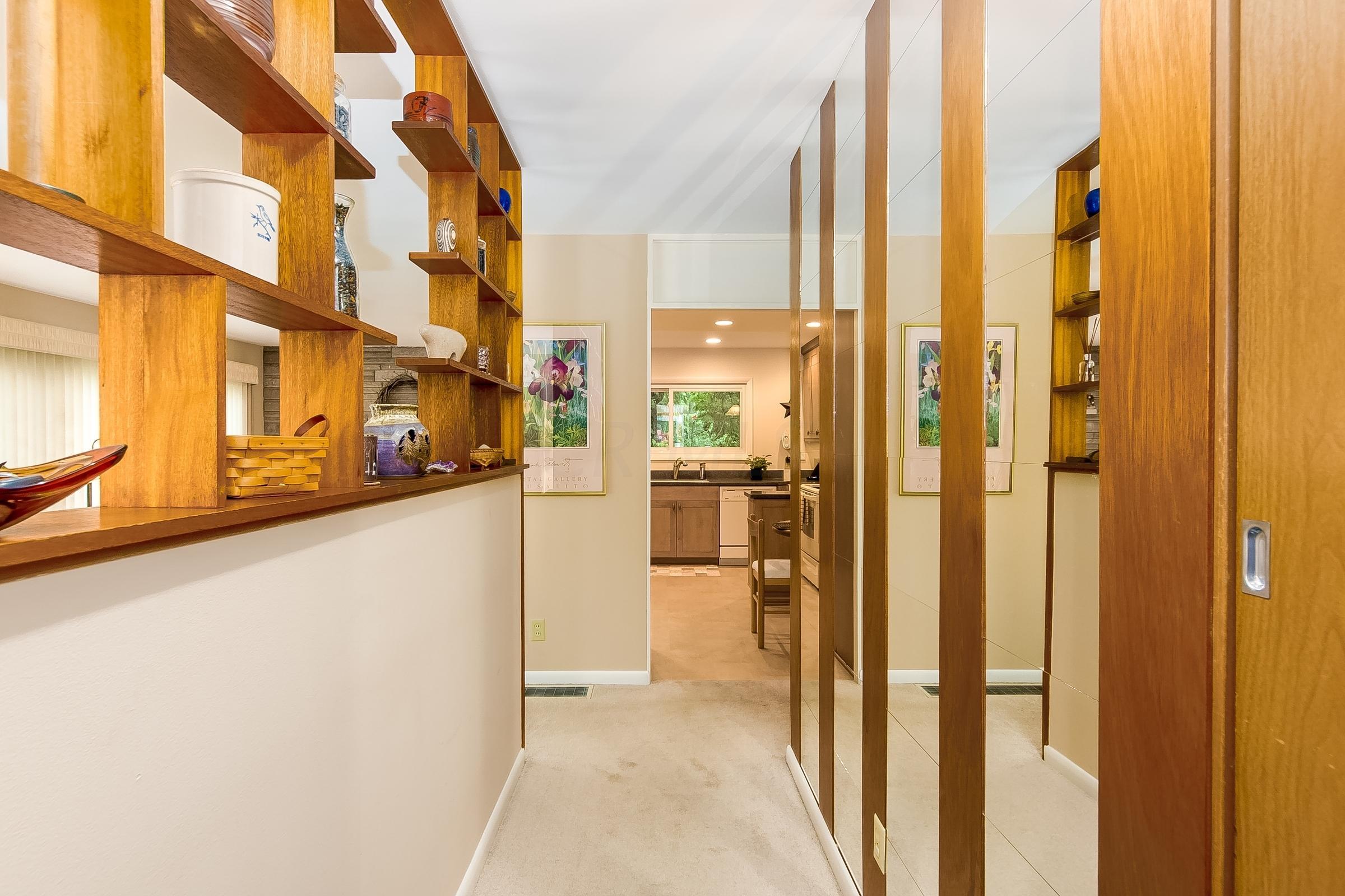 5560 Sinclair Road Columbus, OH 43229 - Photo 6 of 26 Gallery Image 6