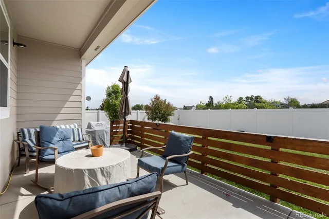 a view of a house with backyard and garden