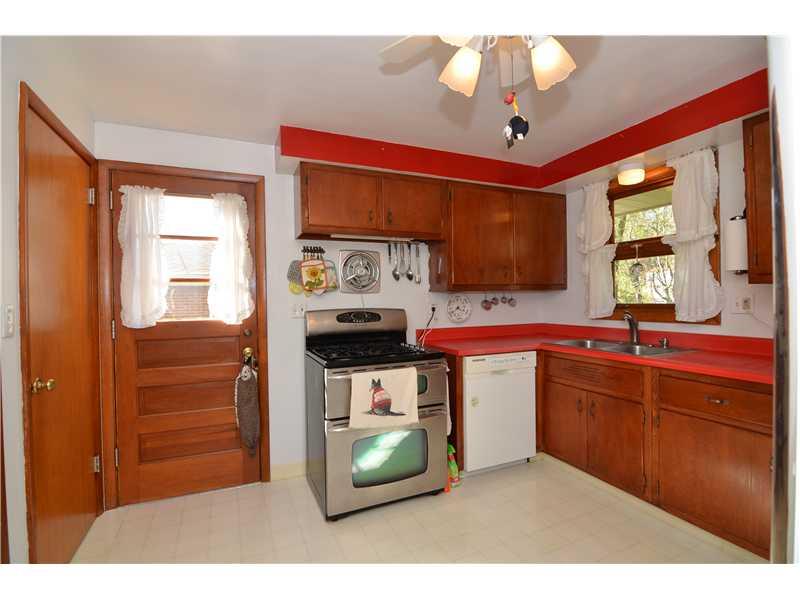 182 Drake Road Bethel Park, PA 15102 - Photo 8 of 24 Kitchen.