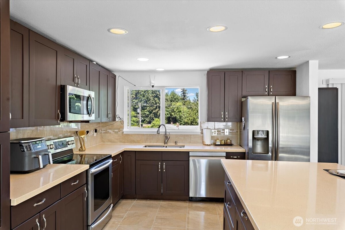 2802 Northeast 23rd Place Renton, WA 98056 - Photo 7 of 26