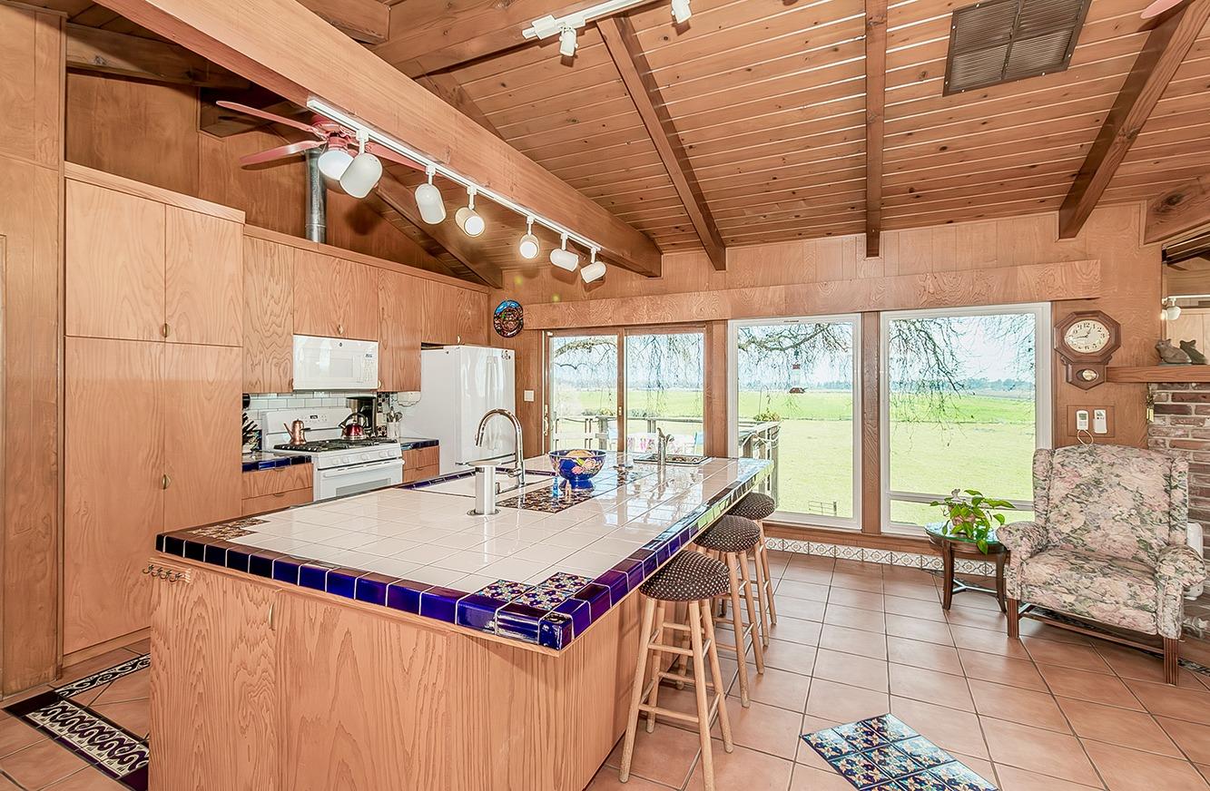 3670 South Newmark Avenue Sanger, CA 93657 - Photo 22 of 98 a very nice looking dining room with a large window
