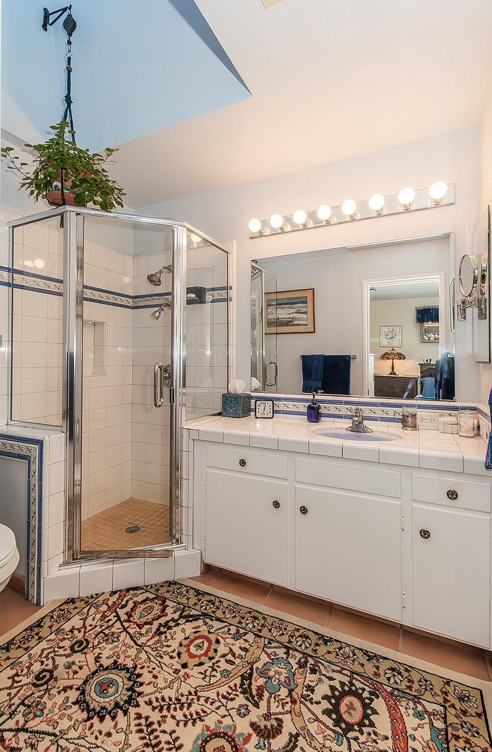 3670 South Newmark Avenue Sanger, CA 93657 - Photo 28 of 98 a bathroom with a tub shower and sink