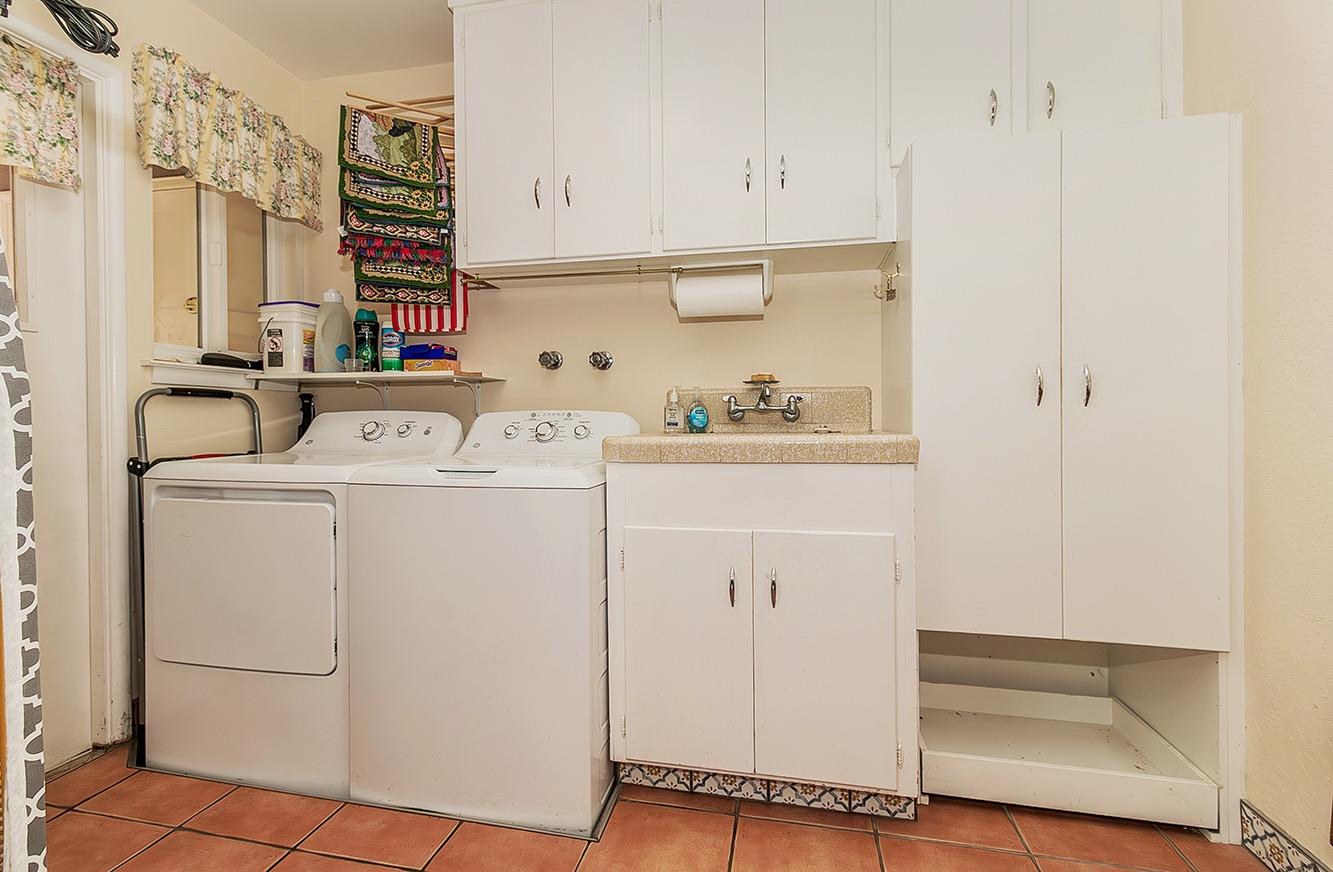 3670 South Newmark Avenue Sanger, CA 93657 - Photo 34 of 98 a utility room with dryer and washer
