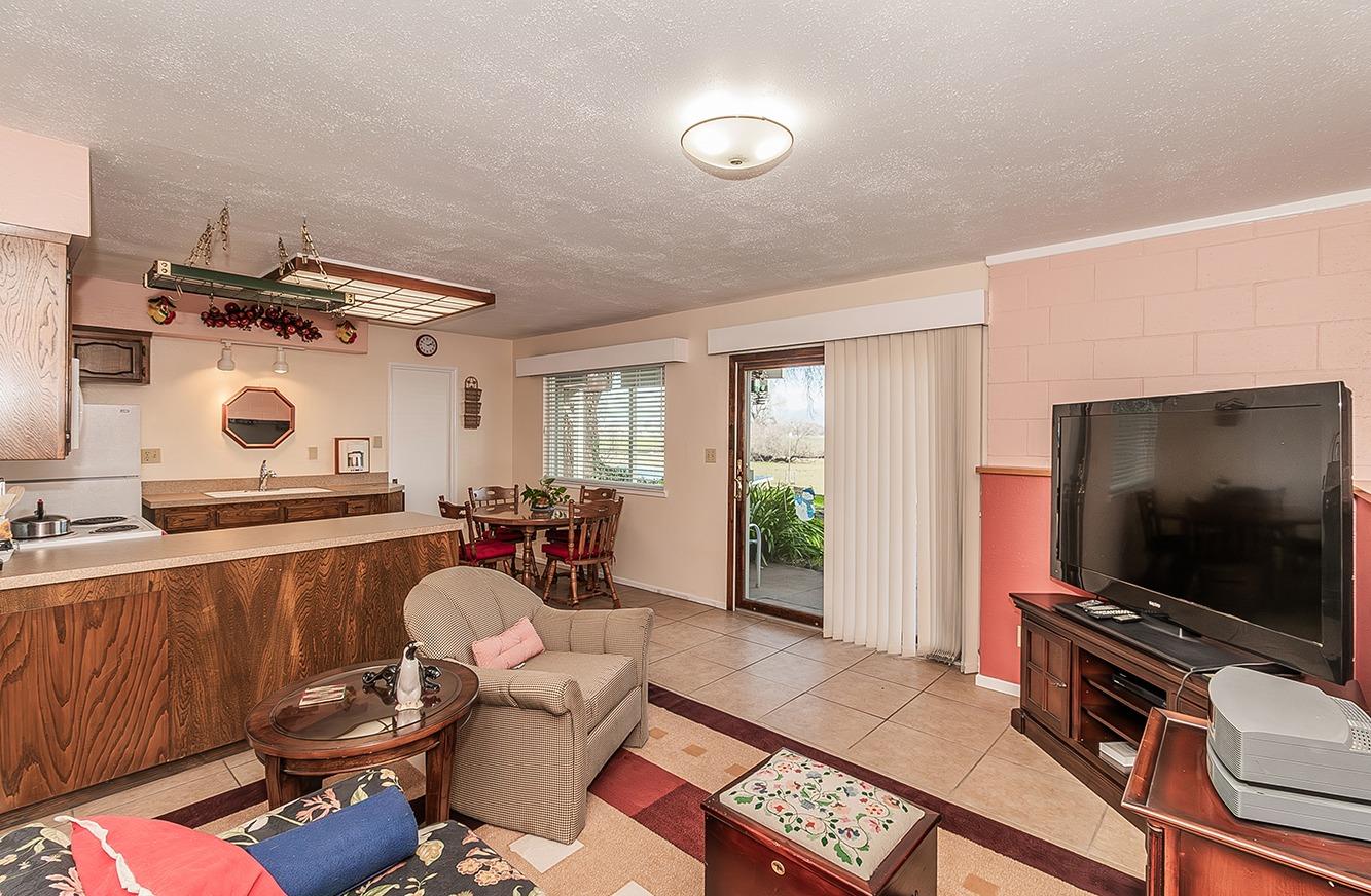 3670 South Newmark Avenue Sanger, CA 93657 - Photo 38 of 98 a living room with furniture and a flat screen tv