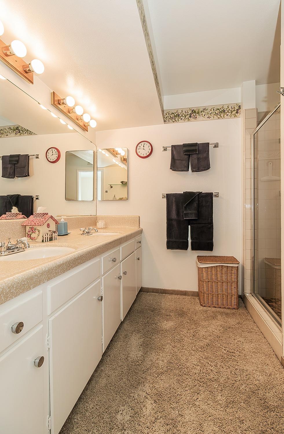 3670 South Newmark Avenue Sanger, CA 93657 - Photo 42 of 98 a spacious bathroom with a double vanity sink and a mirror