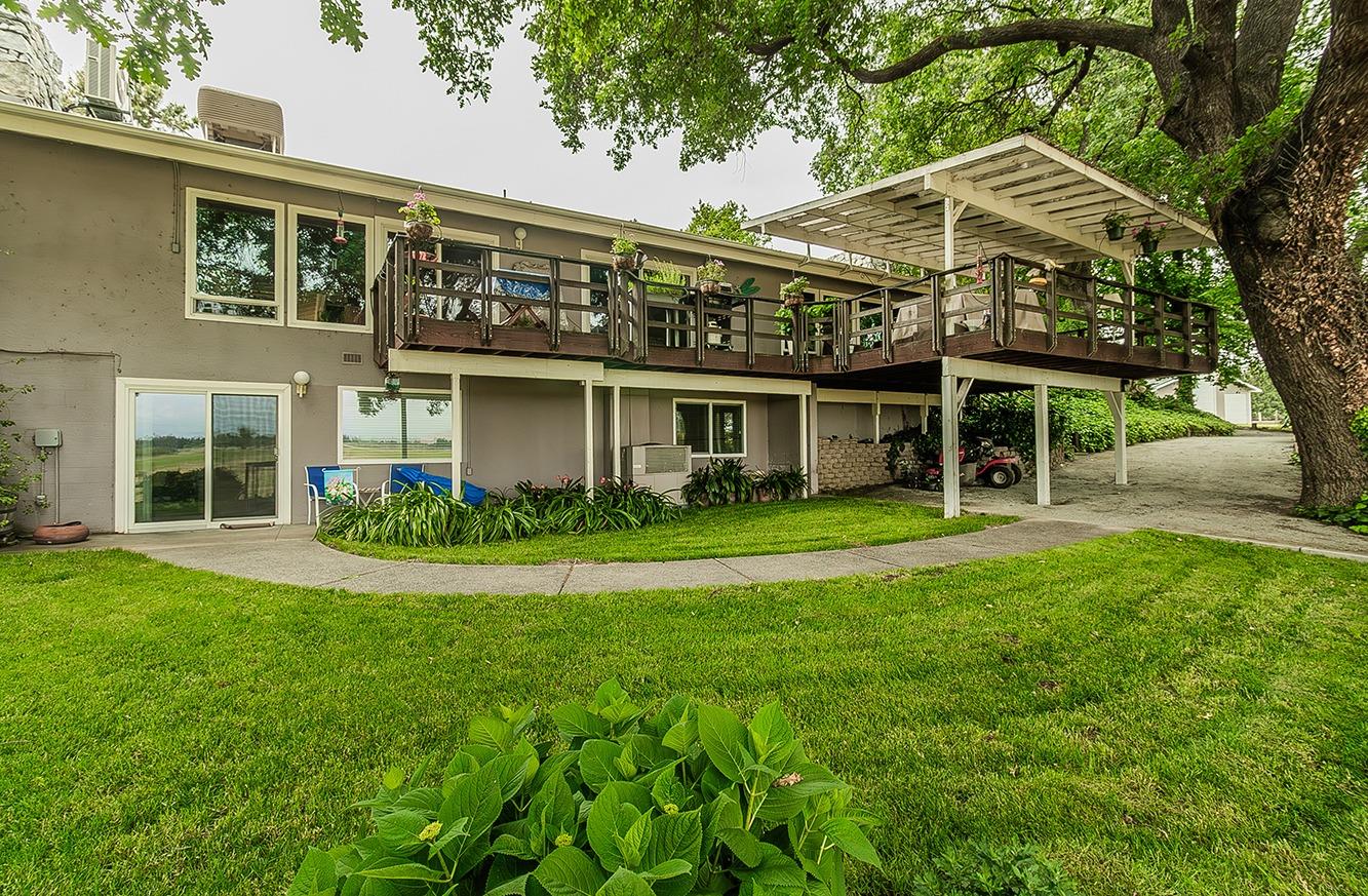 3670 South Newmark Avenue Sanger, CA 93657 - Photo 58 of 98 front view of a house with a garden