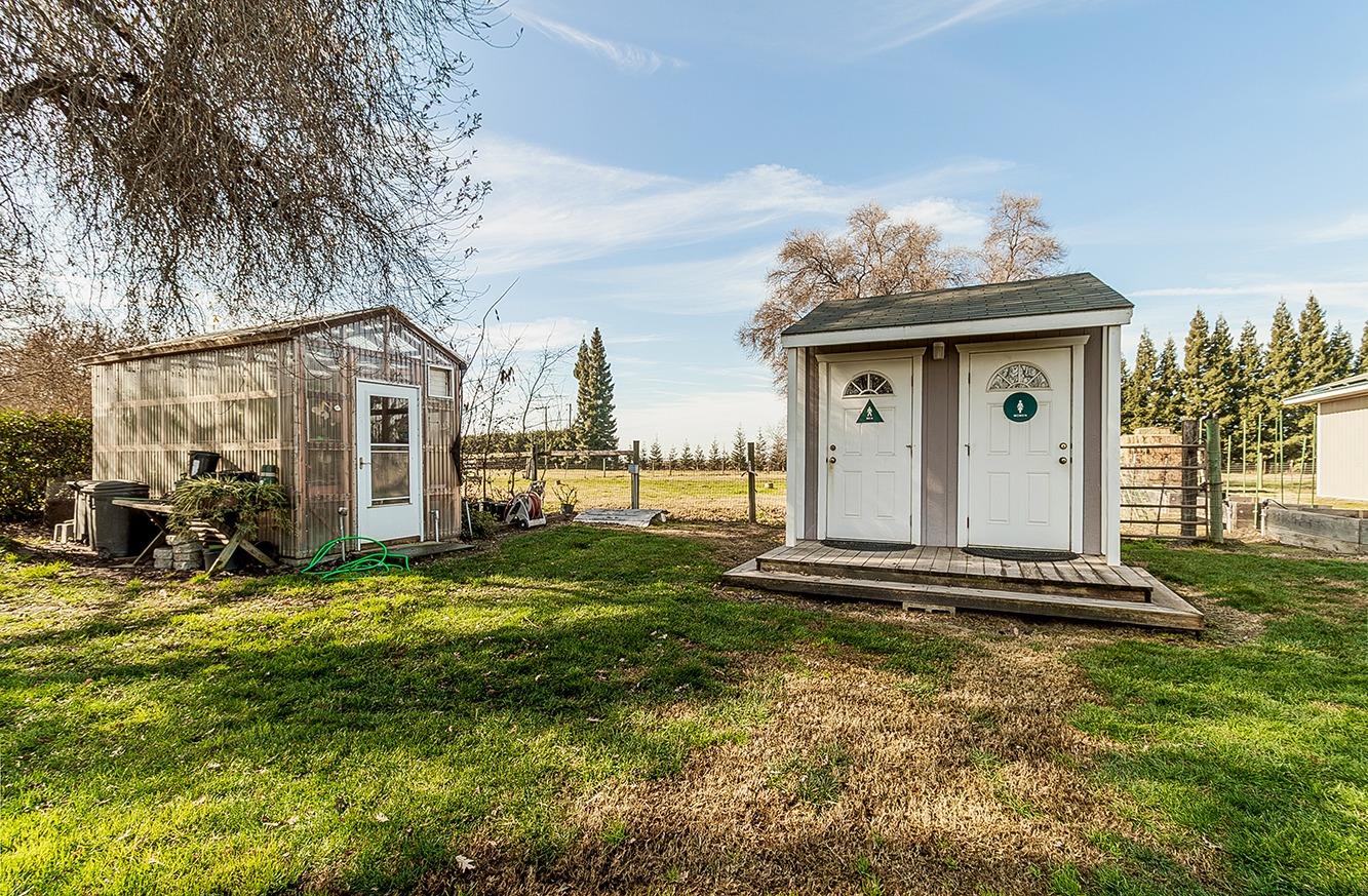 3670 South Newmark Avenue Sanger, CA 93657 - Photo 68 of 98 a view of a house with backyard and garden