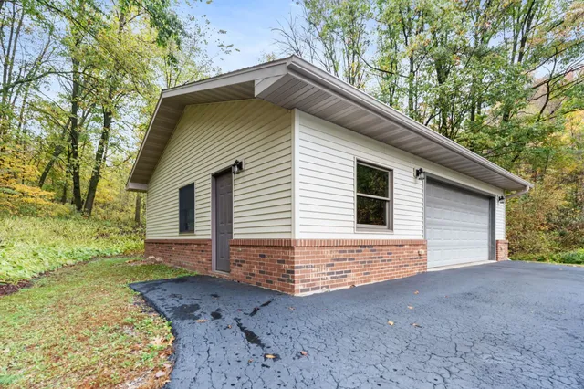 $999,900 | E16467 Grimm Road, Hillsboro, WI 54634