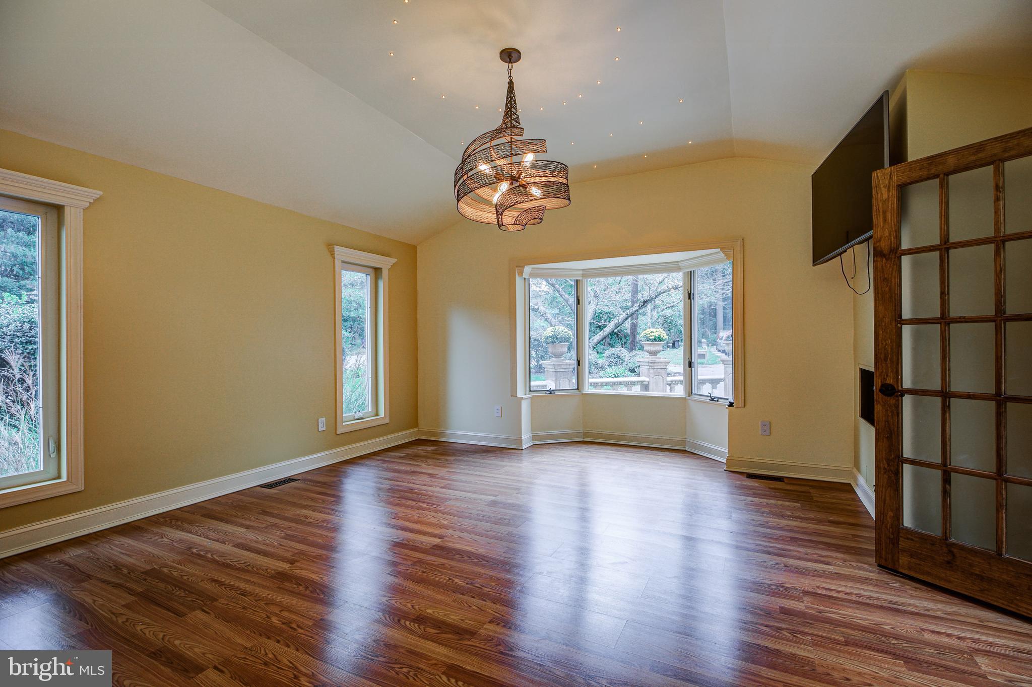 6601 Tusculum Road Bethesda, MD 20817 - Photo 9 of 58 Light-Filled Room