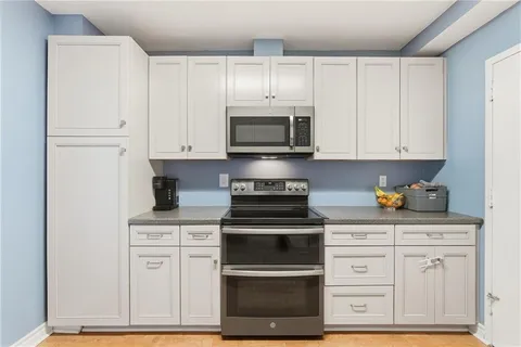 $295,000 | 128 North Craig Street, Unit 806, Pittsburgh, PA 15213