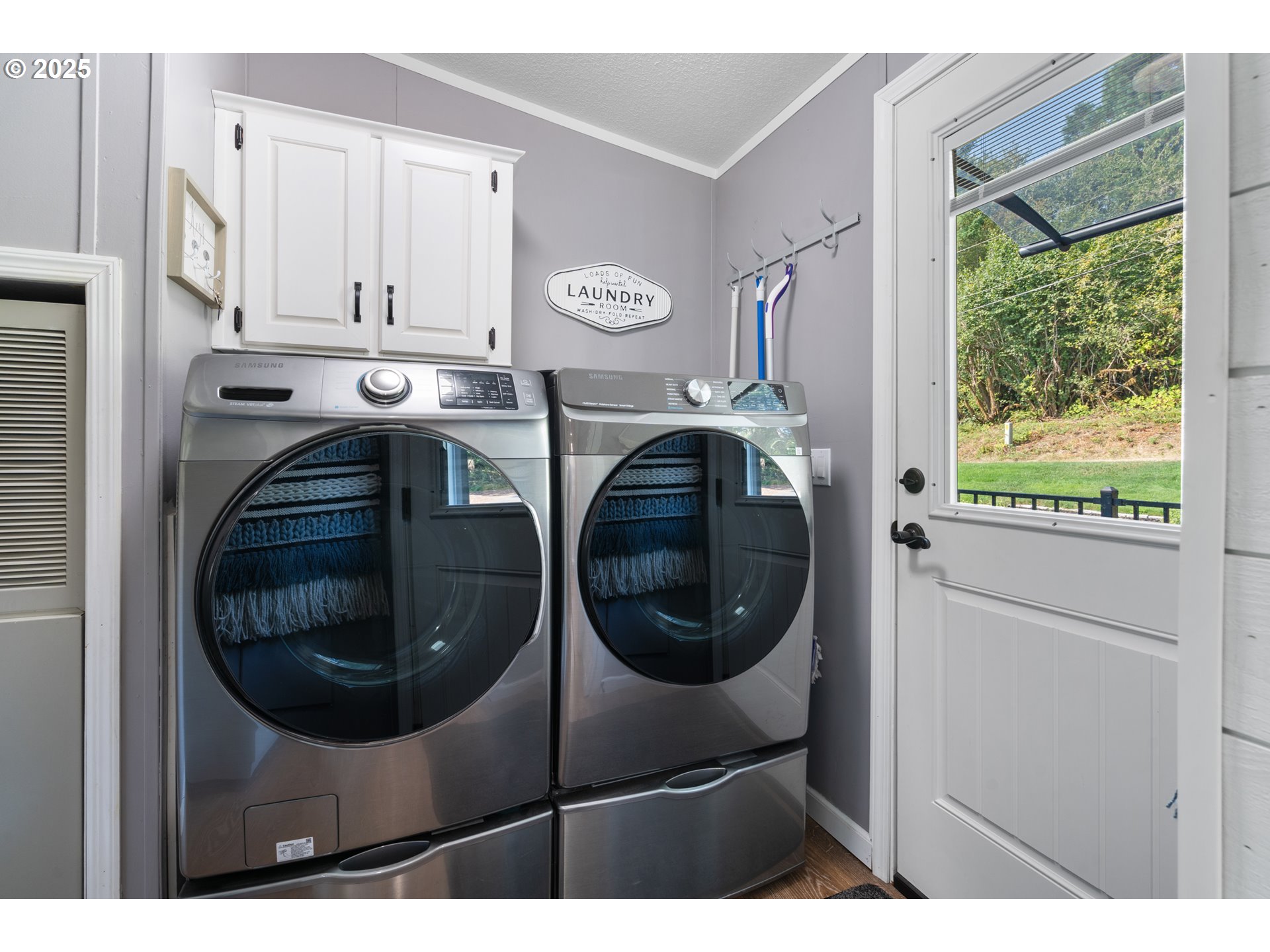 30402 Townsend Road Lebanon, OR 97355 - Photo 21 of 46 a utility room with dryer and washer
