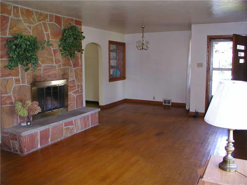 393 Evans City Road Butler, PA 16001 - Photo 5 of 22 Living Room.