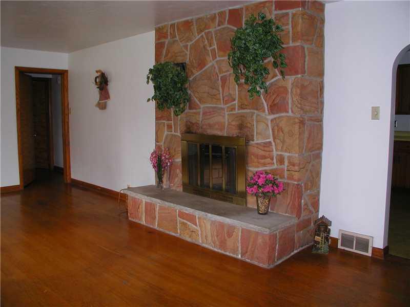 393 Evans City Road Butler, PA 16001 - Photo 9 of 22 Living Room.