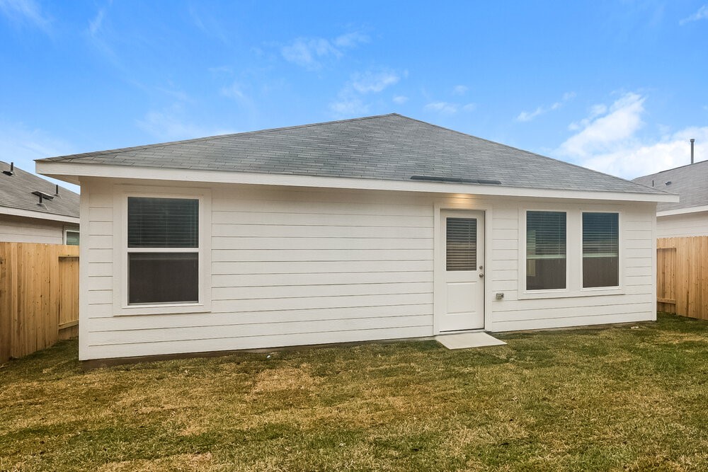 1527 Sunset Ridge Drive Conroe, TX 77306 - Photo 16 of 16 a backyard of a house