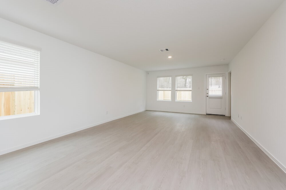 1527 Sunset Ridge Drive Conroe, TX 77306 - Photo 4 of 16 an empty room with windows