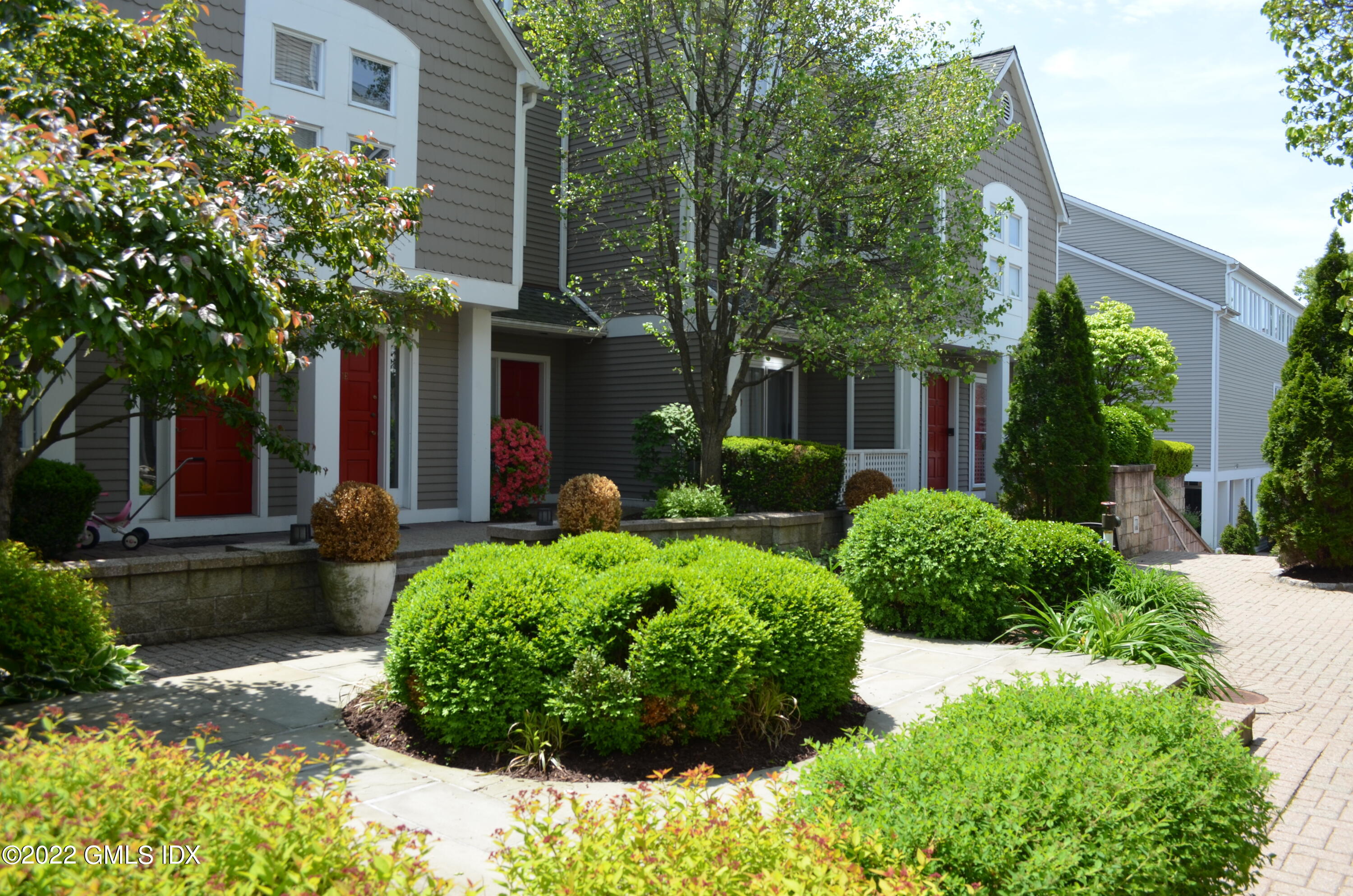 453 East Putnam Avenue, Unit 4H Cos Cob, CT 06807 - Photo 28 of 31 a view of a garden with a fountain