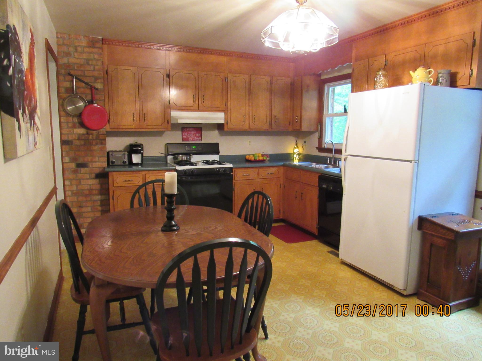 29057 Lacewood Road Rhoadesville, VA 22542 - Photo 9 of 22 kitchen with breakfast area, dining table