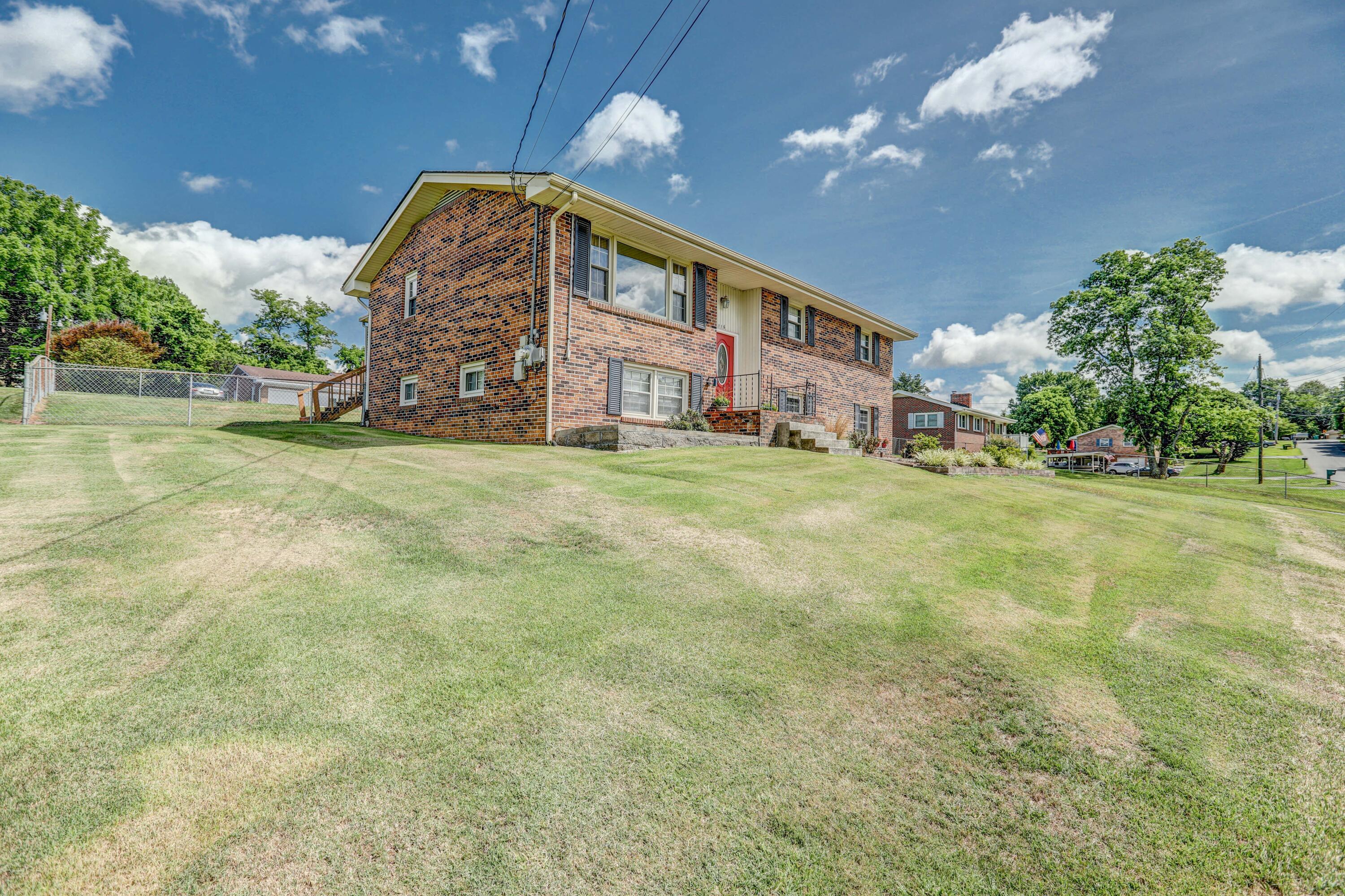 116 Ridgemont Street Bristol, TN 37620 - Photo 11 of 43 B42A6423_4_5_6_7