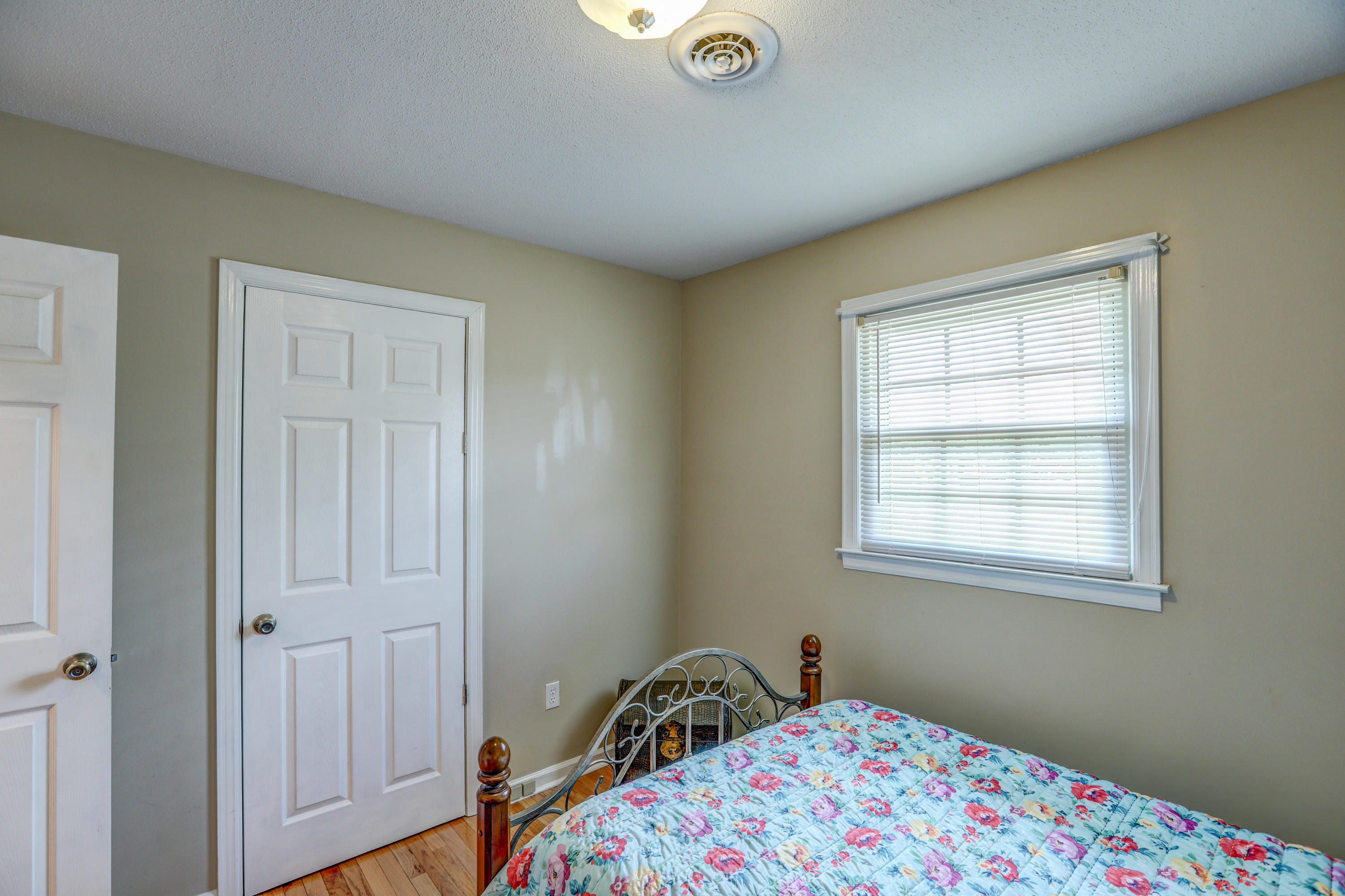 116 Ridgemont Street Bristol, TN 37620 - Photo 17 of 43 B42A6473_4_5_6_7