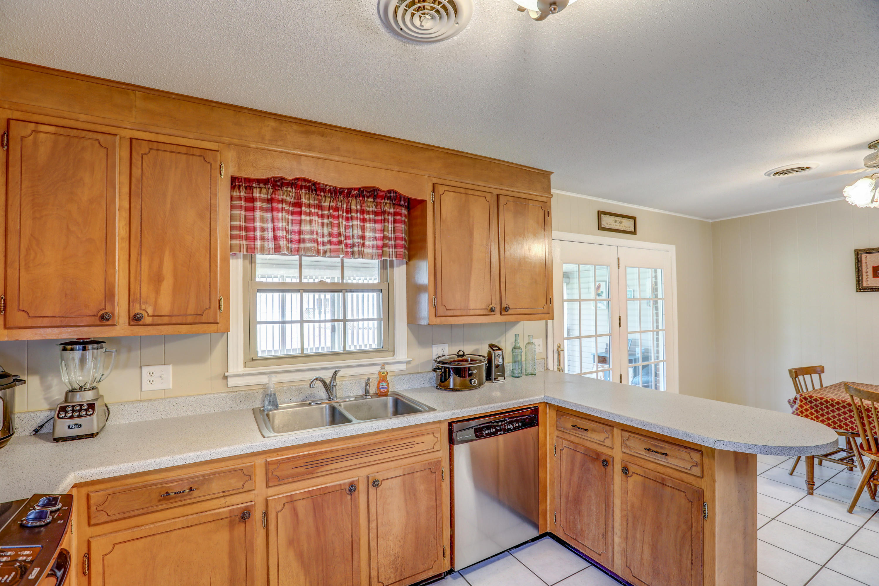 116 Ridgemont Street Bristol, TN 37620 - Photo 31 of 43 B42A6573_4_5_6_7