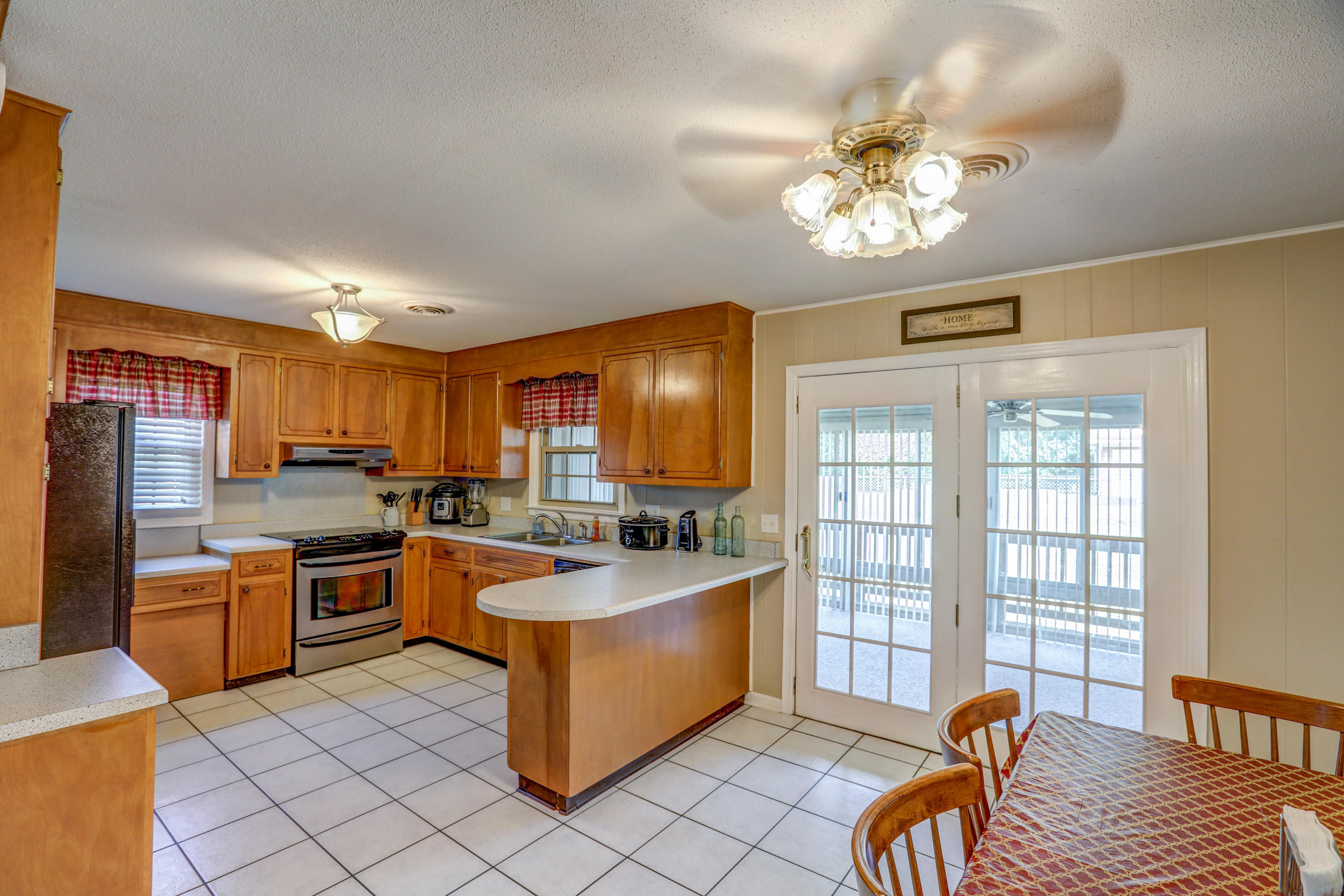 116 Ridgemont Street Bristol, TN 37620 - Photo 5 of 43 B42A6543_4_5_6_7