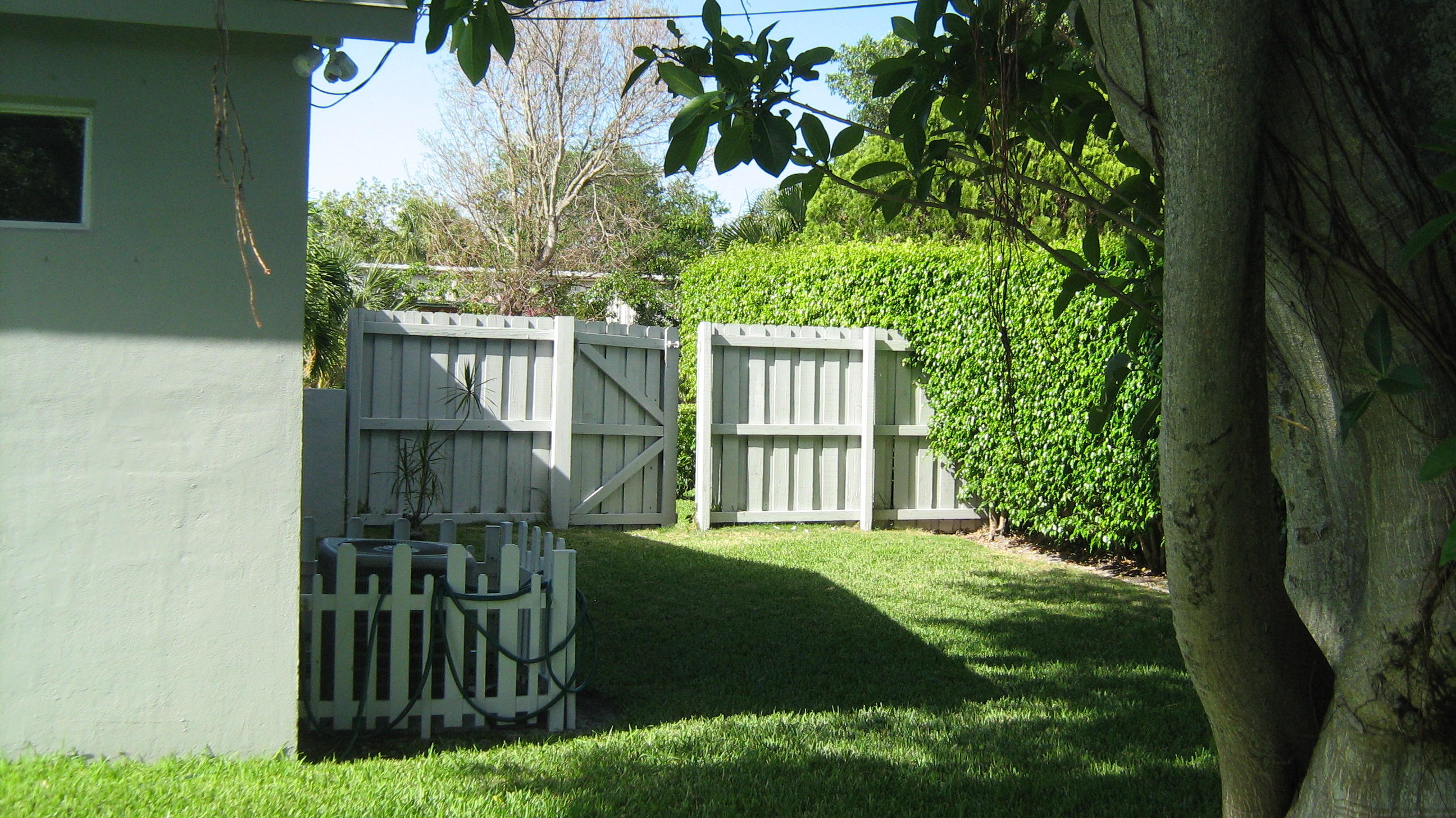 400 Northeast 46th Street Boca Raton, FL 33431 - Photo 28 of 31 Side Yard