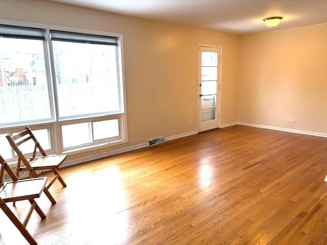 $2,500 | 811 Hibbard Road, Unit B, Wilmette, IL 60091