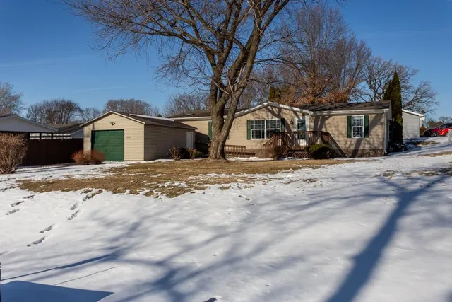 $169,000 | 108 Smoke Signal Lane, East Dubuque, IL 61025