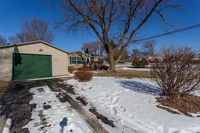 $169,000 | 108 Smoke Signal Lane, East Dubuque, IL 61025