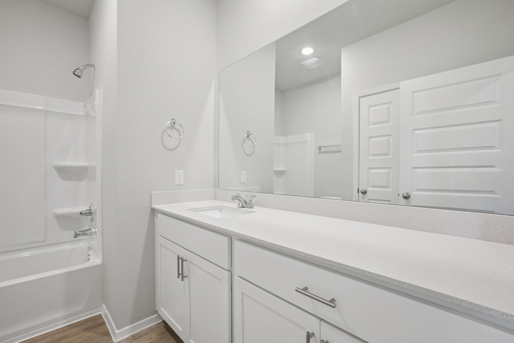 134 Summer Drive Elgin, TX 78621 - Photo 29 of 40 Secondary Bath