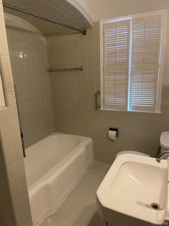19796 Holiday Road Grosse Pointe Woods, MI 48236 - Photo 10 of 23
