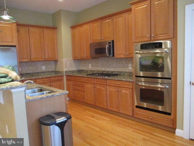 3547 Goddard Way Alexandria, VA 22304 - Photo 16 of 38 a kitchen with granite countertop a sink stove and refrigerator
