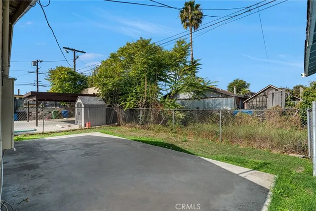 a view of a house with backyard