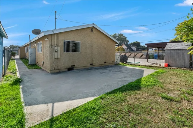 a view of a house with backyard