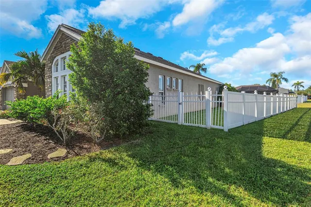 a view of a back yard
