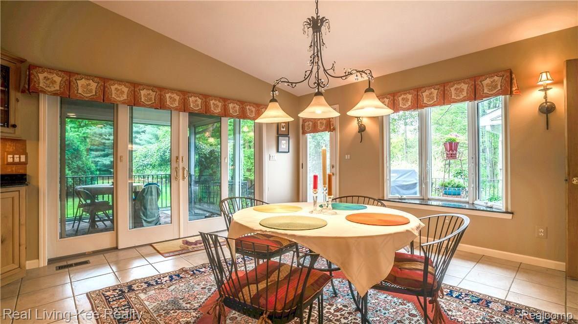 247 Whims Court Rochester, MI 48306 - Photo 19 of 57 38 dining close up.jpg