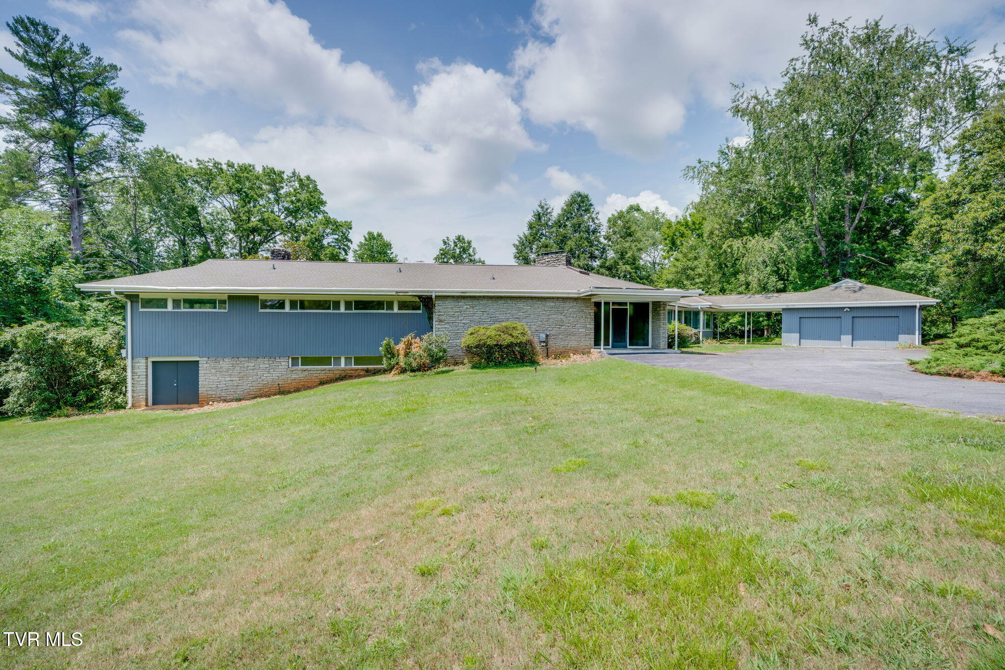 209 Maple Tree Drive Bristol, TN 37620 - Photo 2 of 53 001