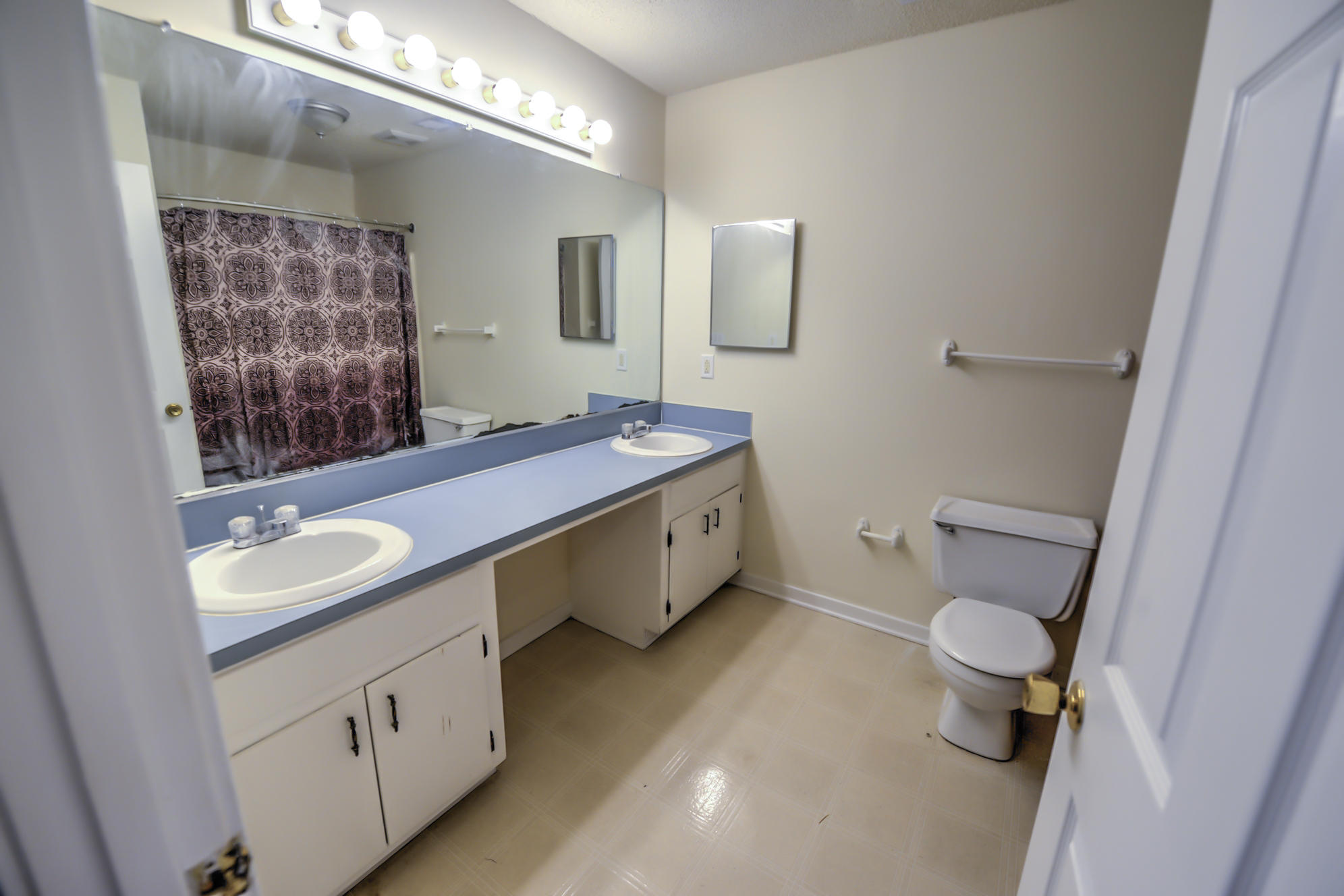 128 Cambridge Road Summerville, SC 29486 - Photo 16 of 33 Bathroom 1