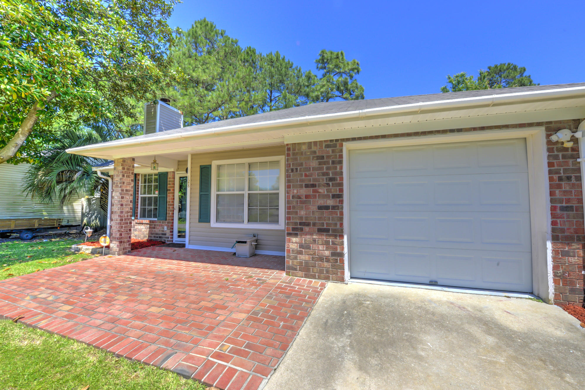 128 Cambridge Road Summerville, SC 29486 - Photo 3 of 33 Front right house