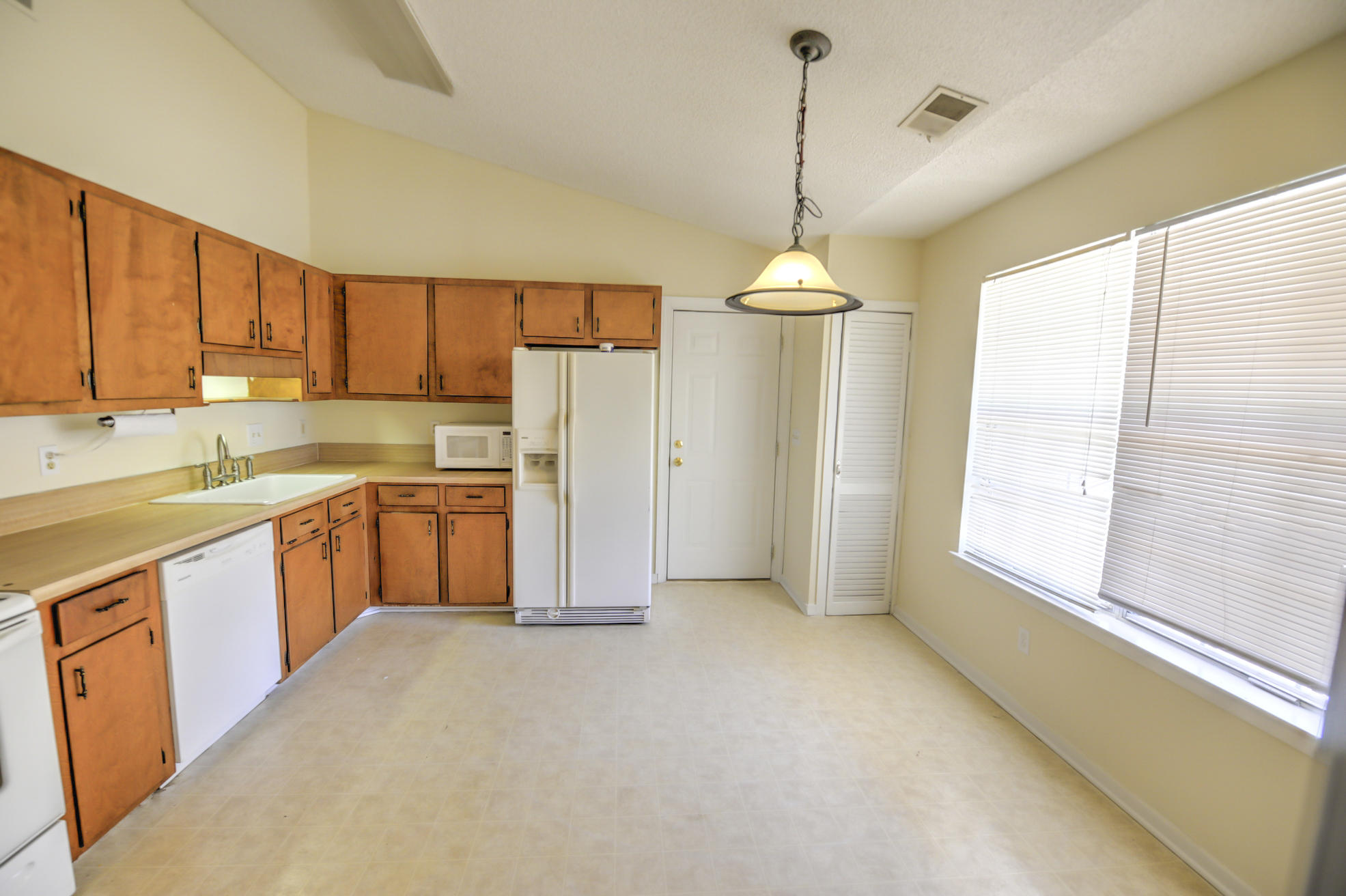 128 Cambridge Road Summerville, SC 29486 - Photo 10 of 33 Kitchen 1