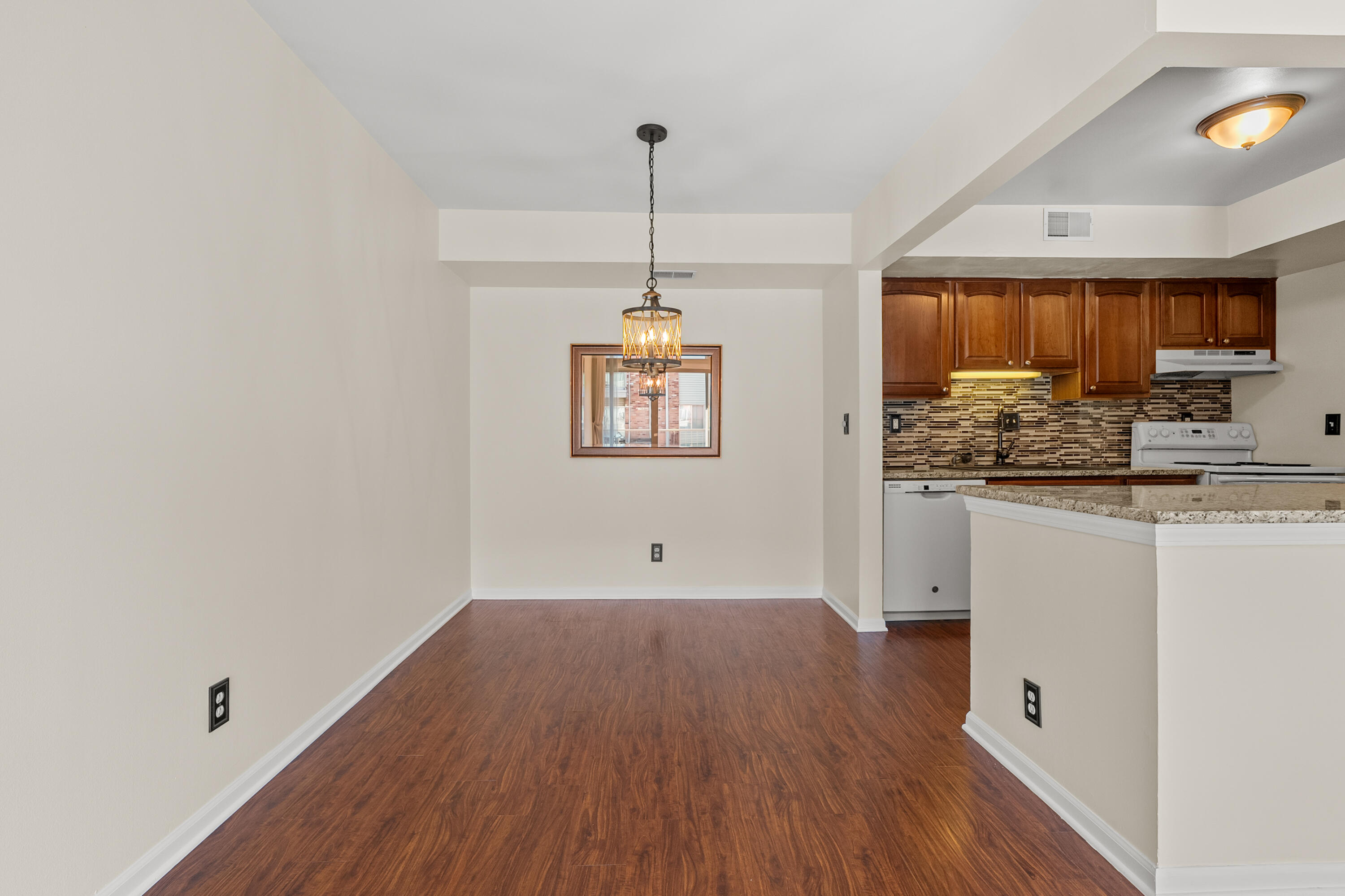 742 West Kilgore Road, Unit 202 Kalamazoo, MI 49008 - Photo 8 of 33 Kilgore Rd W 742 202 Kalamazoo 49008-9