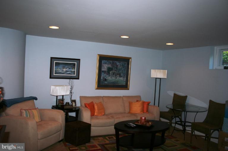 425 Chumleigh Road Baltimore, MD 21212 - Photo 3 of 26 a living room with furniture and a lamp