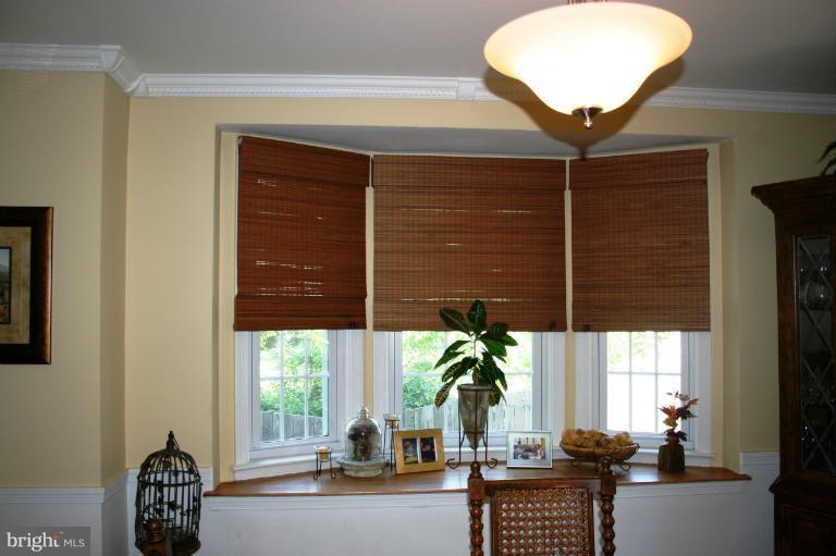 425 Chumleigh Road Baltimore, MD 21212 - Photo 8 of 26 a living room with furniture and a large window