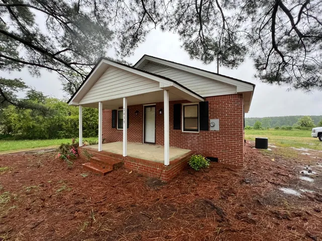 a view of a house with backyard